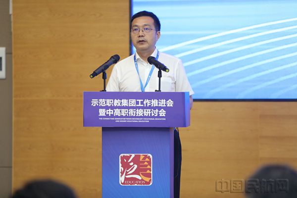 成都航空公司副总经理周勇作为校企合作代表发言