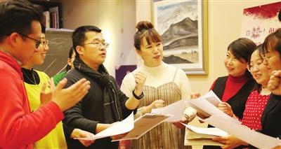 昨天，市青年宫组织青年人学唱《领航》。摄影 王倩