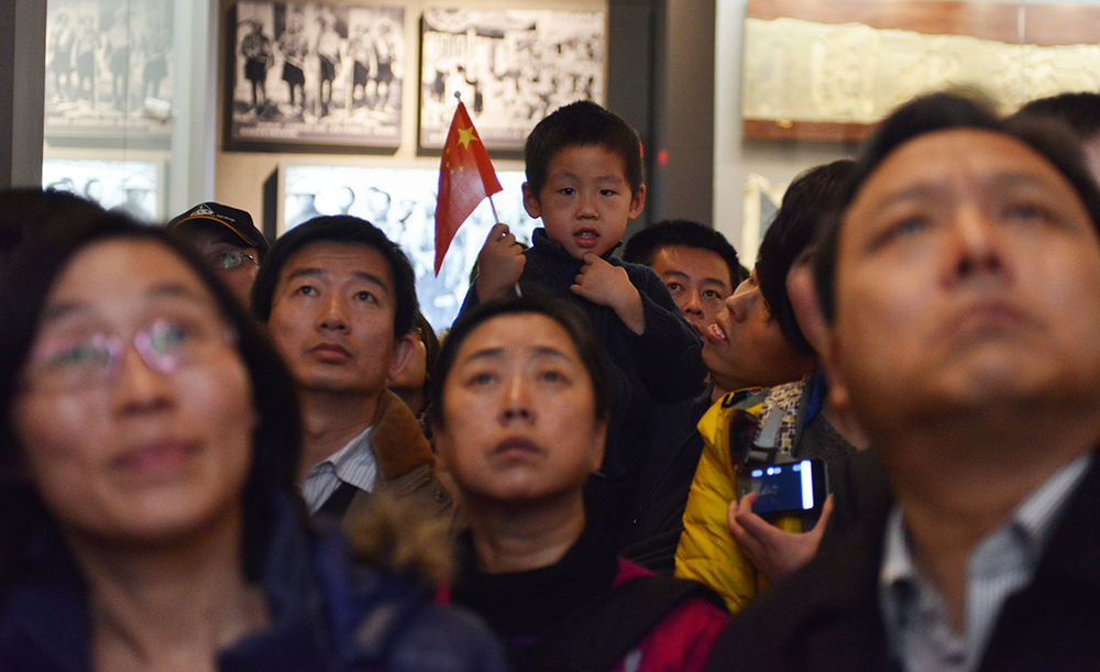 观众在国家博物馆参观《复兴之路》展览（2012年12月9日摄）。新华社记者 王全超 摄