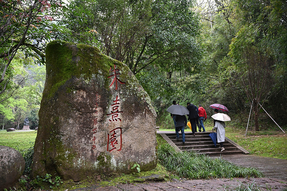 游客走进福建武夷山朱熹园参观（2021年3月21日摄）。新华社记者 姜克红 摄