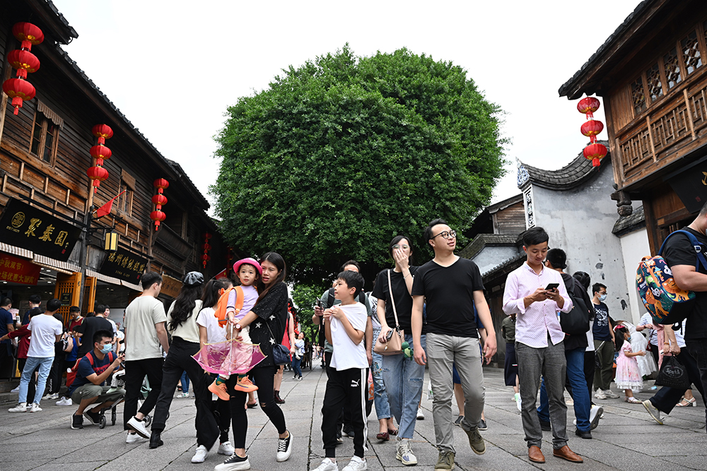 游人在福州三坊七巷历史文化街区游玩（2020年10月5日摄）。新华社记者 姜克红 摄