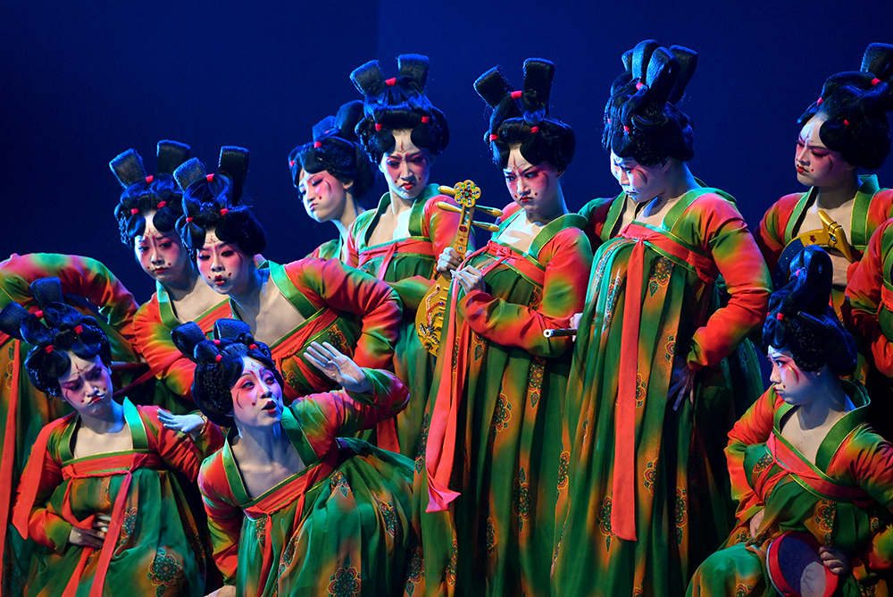 演员在第十二届中国舞蹈“荷花奖”古典舞终评演出上表演《唐宫夜宴》（2020年10月16日摄）。新华社记者 李嘉南 摄