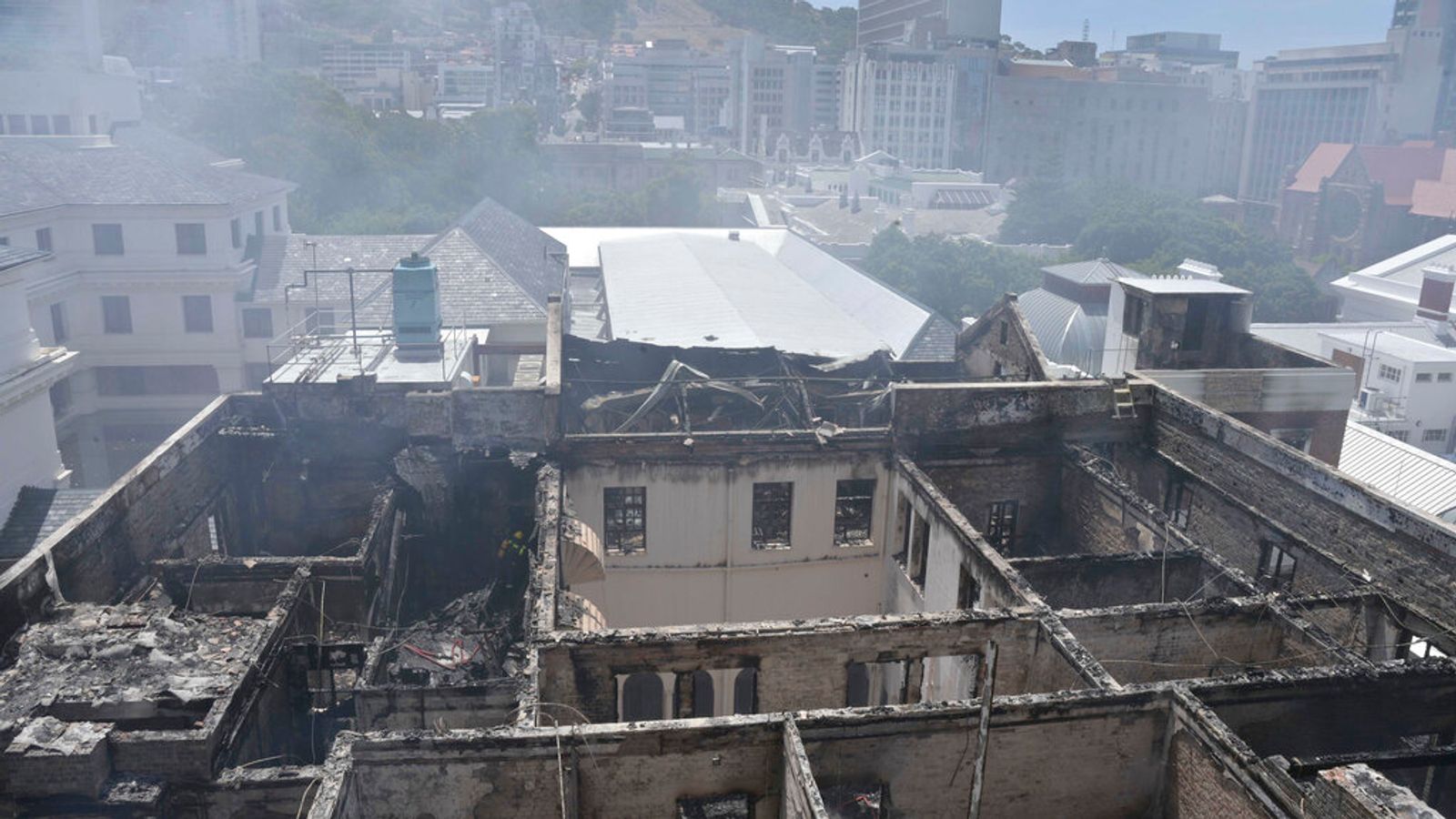 南非议会建筑再发火灾 火焰从屋顶滚滚而下