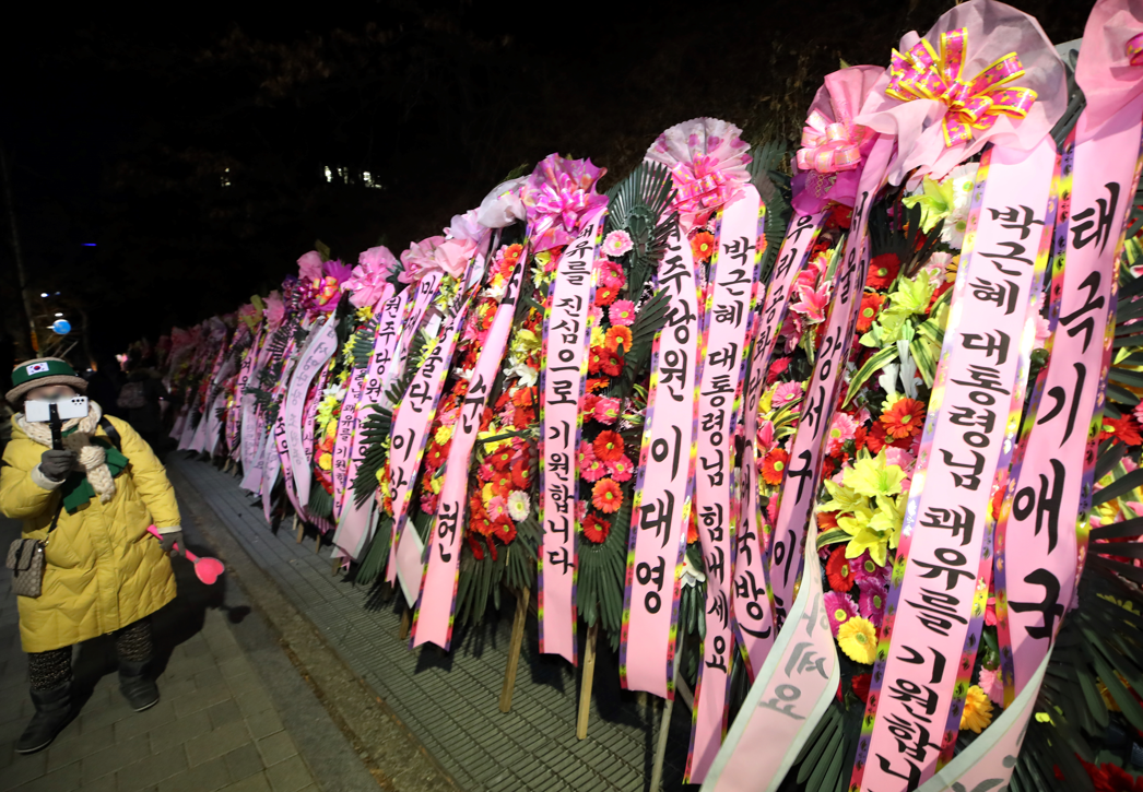 朴槿惠获释，支持者送花环祝贺