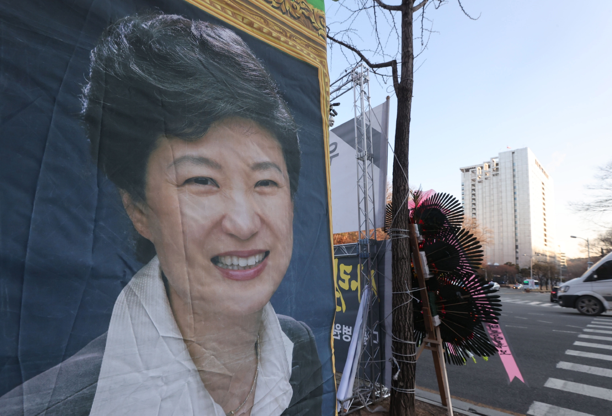 韩国首尔街头，支持者挂出朴槿惠的海报
