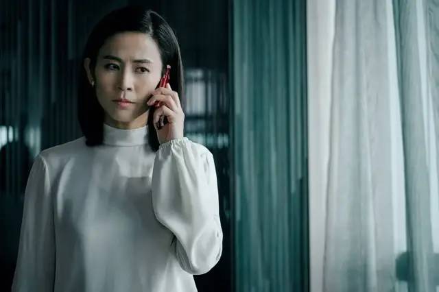 比如第五部就直接用了一张静态的停车场照片为背景.