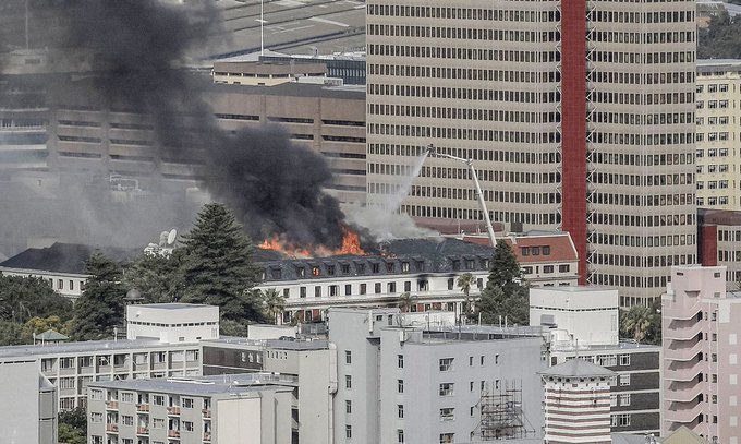南非议会建筑发生火灾（图源：社交平台）