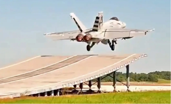 “超级大黄蜂”战斗机在印度进行滑跃起飞测试