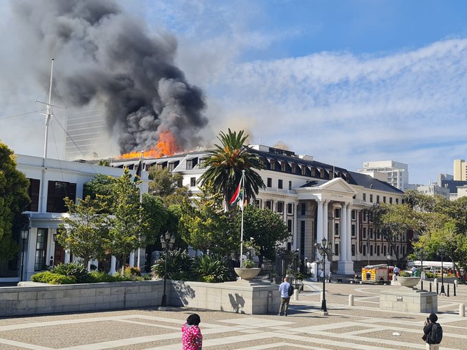 南非议会建筑发生火灾（图源：社交平台）
