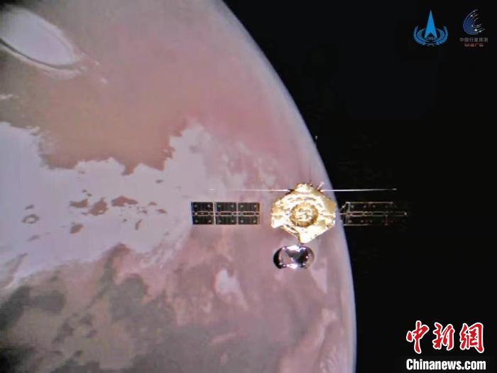 △1月1日，国家航天局发布天问一号探测器从遥远火星传回的一组精美图像，图为环绕器与火星合影。（图片来源：国家航天局）