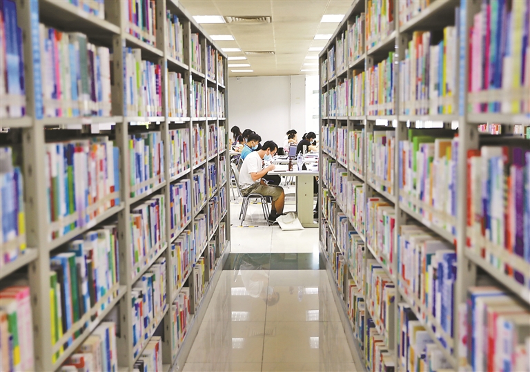 ▲市民在图书馆享受阅读时光。 深圳晚报记者 余海洪 摄