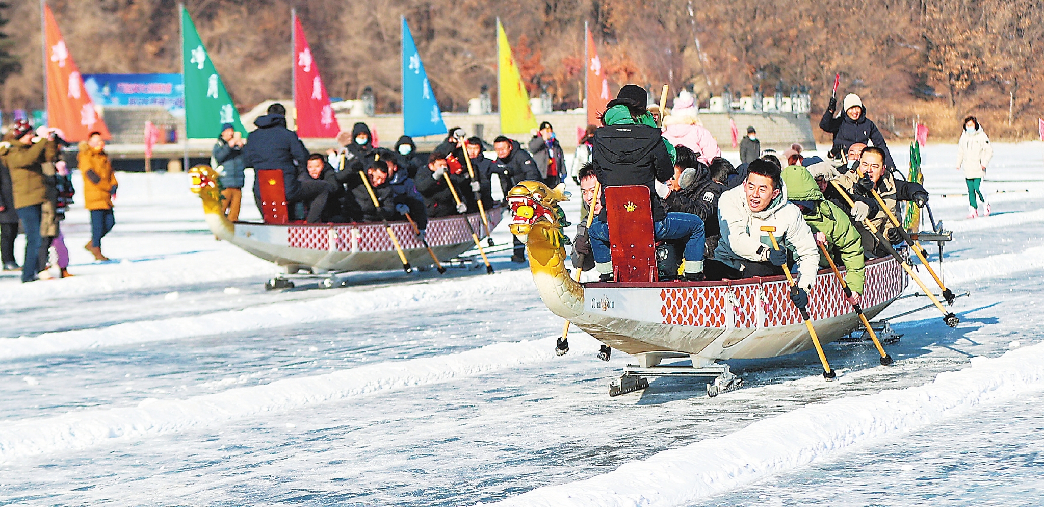 为丰富冬季冰雪旅游活动,1月4日,长春净月潭国家森林公园举办冰上龙舟