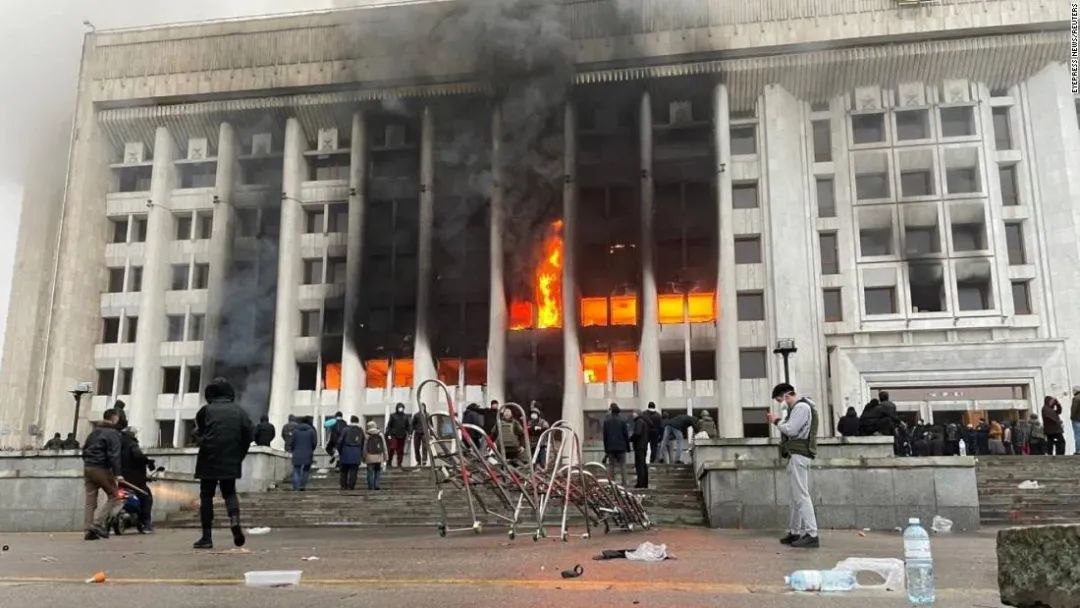 1月5日，抗议者向阿拉木图市政府大楼纵火 图源：美媒