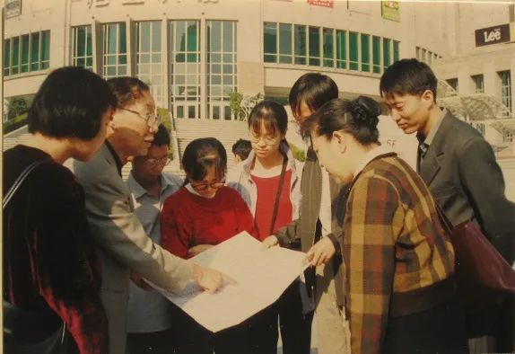 ▲ 2002年，刘君德在徐家汇社区地理课现场教学