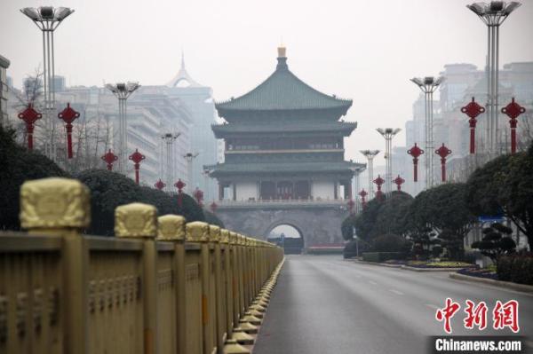 资料图:图为疫情下的西安地标性建筑钟楼.张一辰 摄