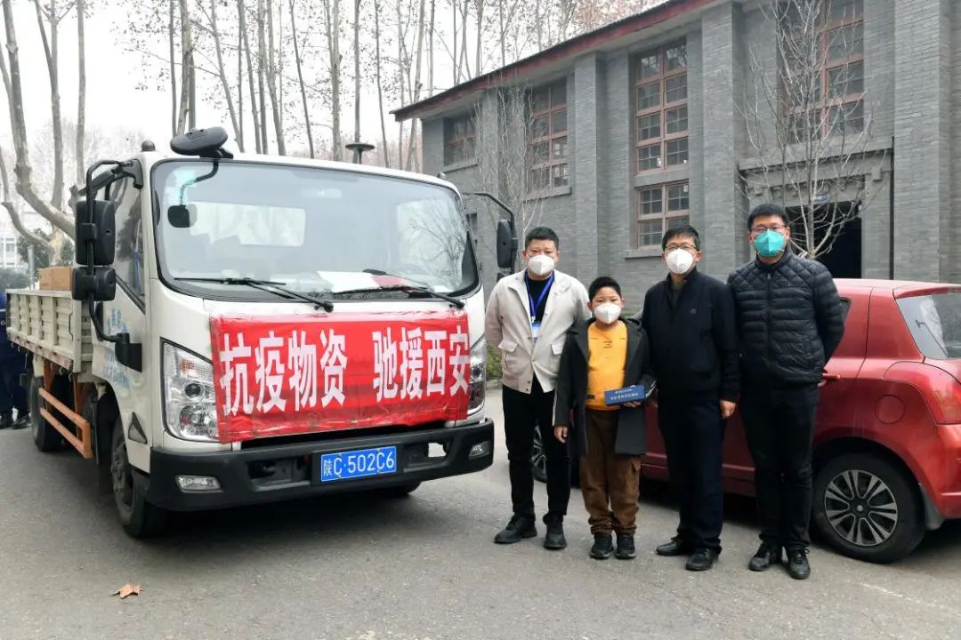 1月5日西工大附小学生崔义东和父亲崔玺军将物资送达学校