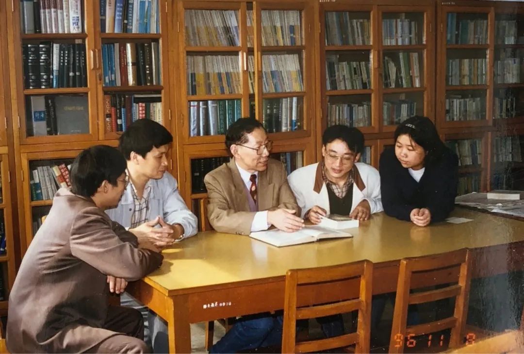 ▲1996年，刘君德在中国行政区划研究中心办公室与博士生及首位博士后讨论中国的区划问题