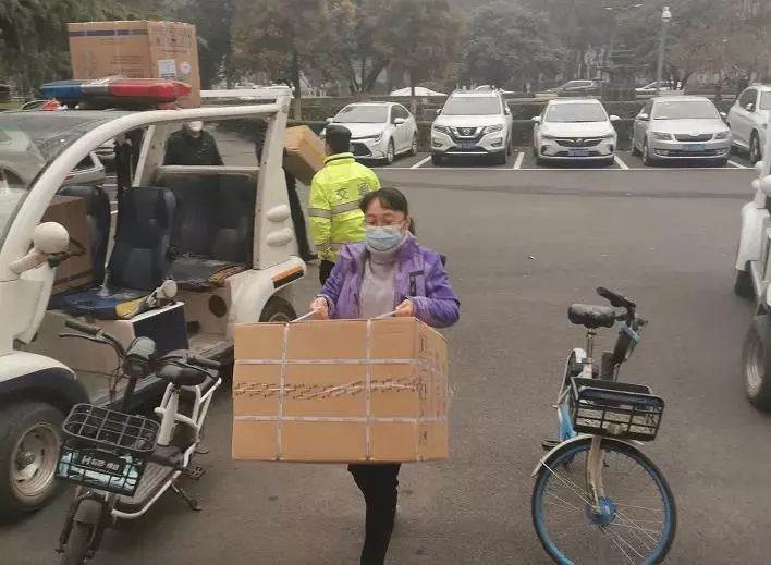 1月4日2018级材料学院韩同学家长捐赠物资送达学校