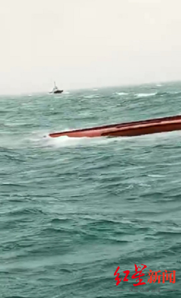 ▲渔船在莆田南日岛附近海域翻扣