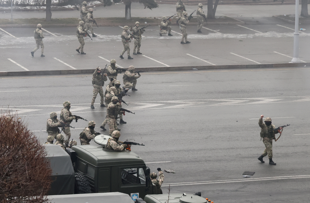 哈萨克斯坦士兵街头清理暴徒