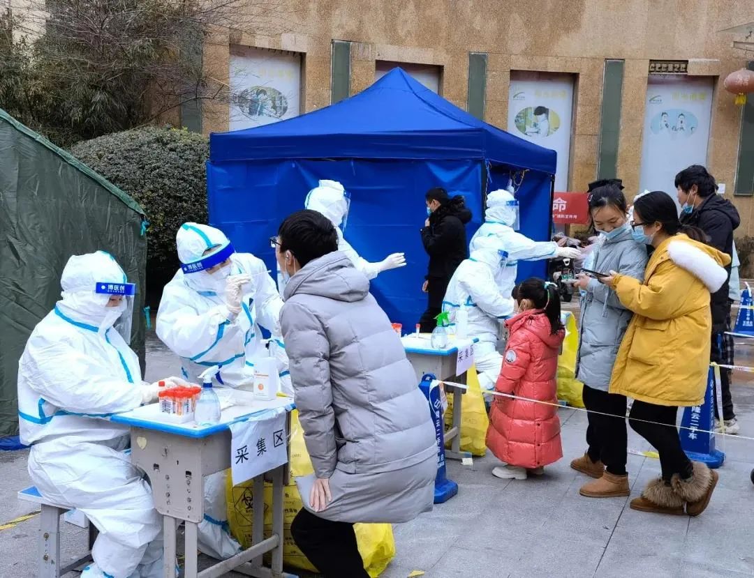 2022年抗疫情图片,2020抗击疫情最美图片 2022年1月7日,河南郑州,市民有序进行核酸检测.