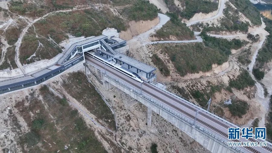 “半隧半桥”的小湾东站（2021年12月18日摄）。新华网 刘云 摄