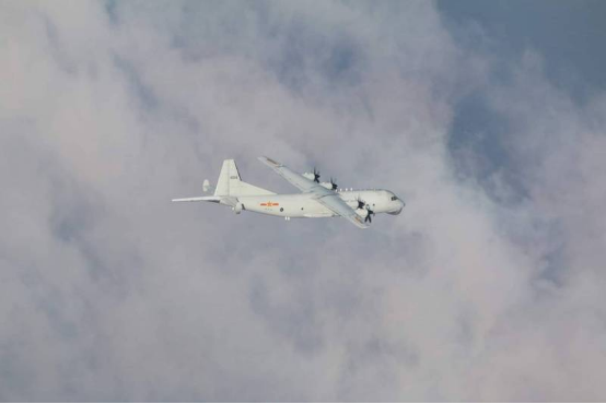 台防务部门发布的昨天进入台西南空域的解放军运-8反潜机图片。