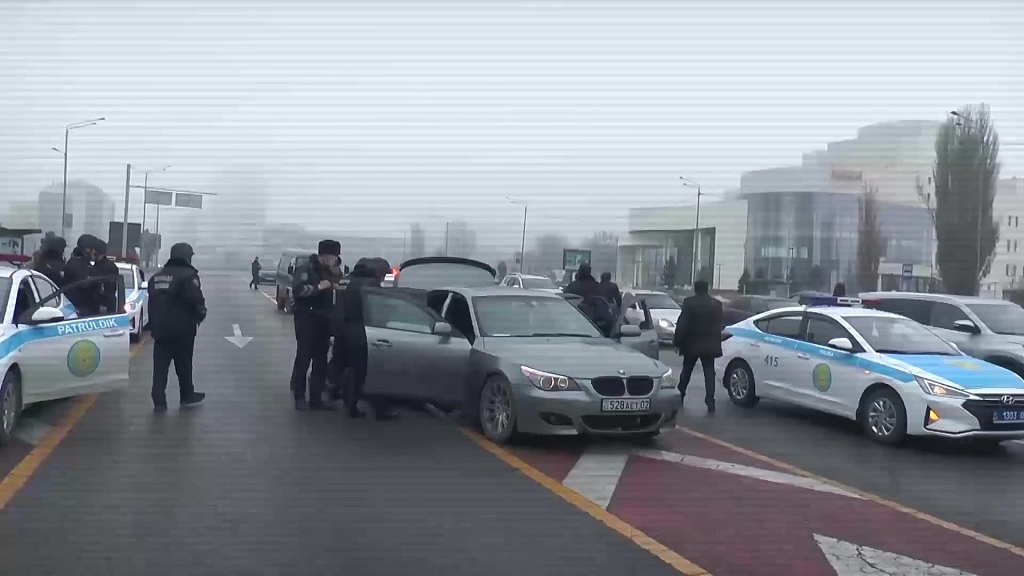 哈萨克斯坦警方逮捕武装分子并缴获枪支