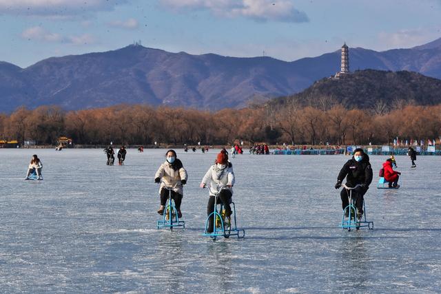 (中国日报记者 姜东 摄)1月10日,从颐和园排云殿俯瞰昆明湖冰场.