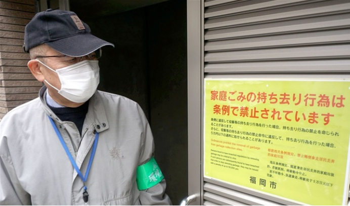 福冈市贴出警告市民不要随意捡走垃圾的标语