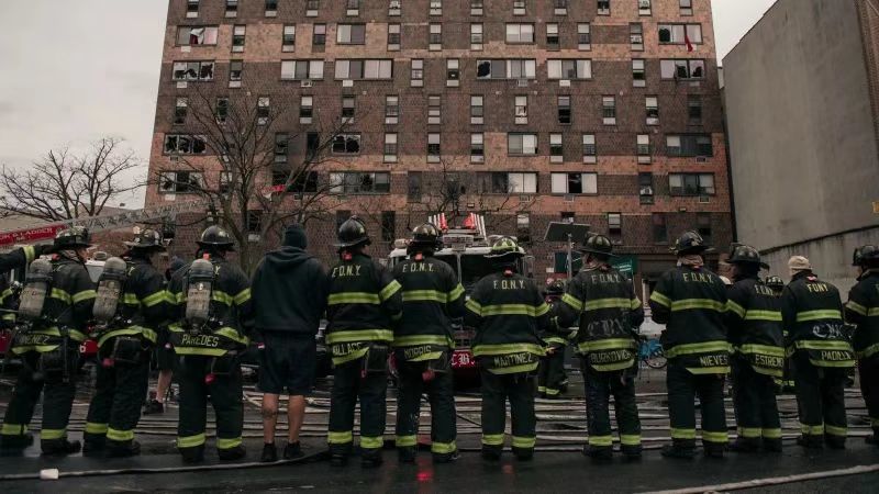 當地時間9日,紐約一棟公寓樓發生火災,造成至少19人死亡。圖源美媒