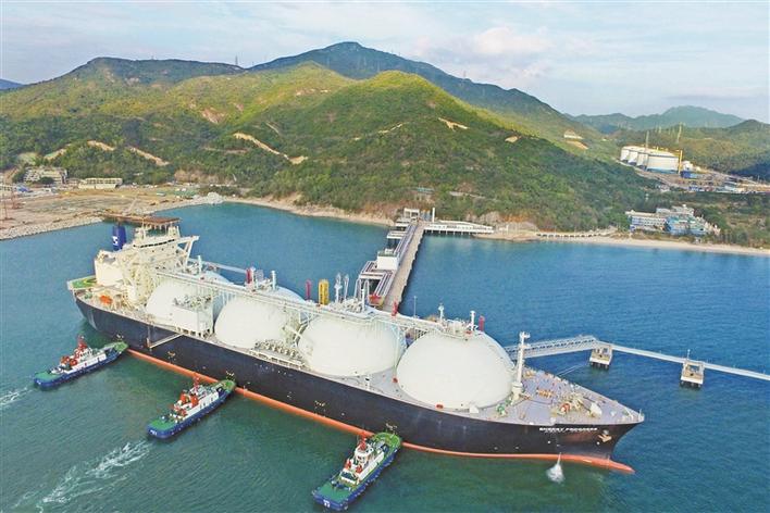 图为LNG船舶“能源进步”号，正在靠泊国网深圳天然气有限公司码头，预计卸货6.5万吨，为粤港澳大湾区提供清洁能源保障。
