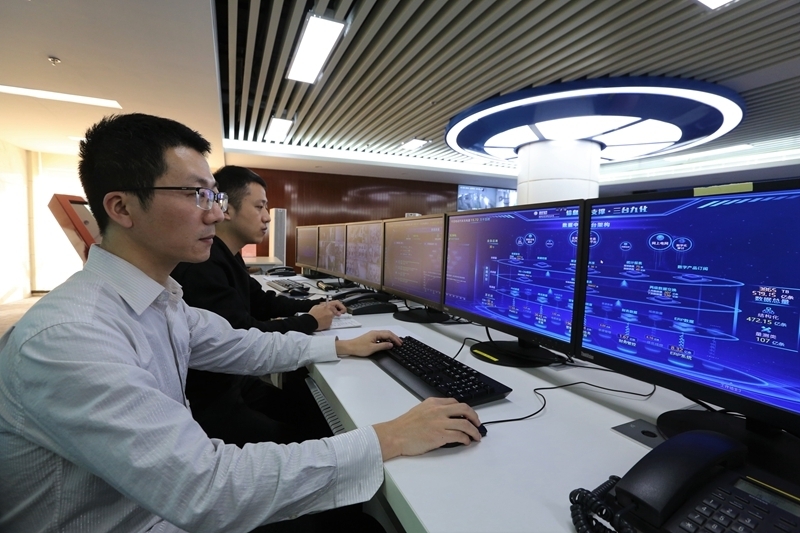 国网北京电力互联网部员工通过运维监测大屏查看数据接入情况。杜敏 摄