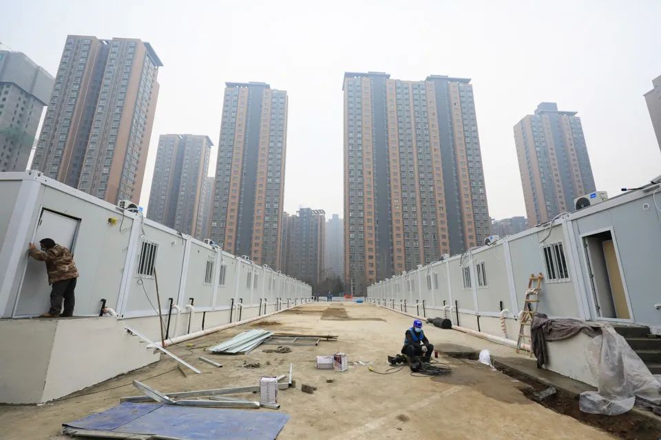 2022年1月5日,西安市灞桥区,拥有一千多个单独舱室的集中隔离点建设收尾,即将投入使用。(人民视觉/图)