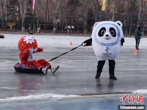 沈阳一小学欢度冰雪节短道速滑世界冠军与孩子们共舞