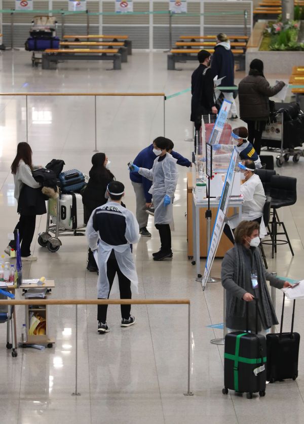 　2021年12月29日，海外入境人员进入韩国仁川国际机场1号航站楼到达大厅。新华社/纽西斯通讯社