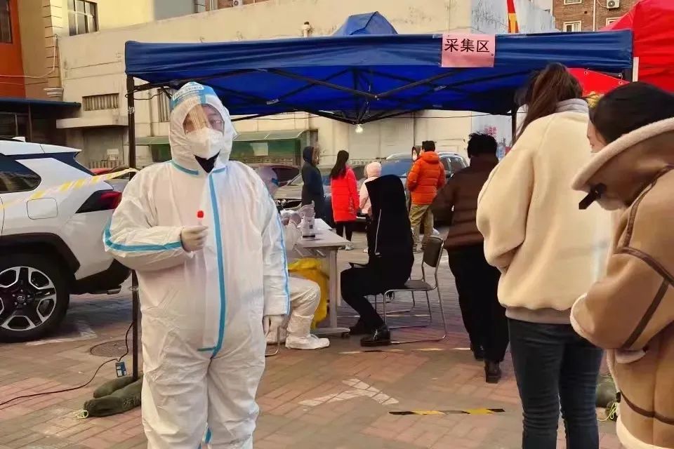 1月12日 谭建国老师在河西区下瓦房街南华里社区进行核酸检测登记工作