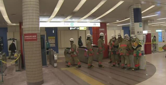 △地铁南北线东大前站的消防人员 （图片来源：NHK）