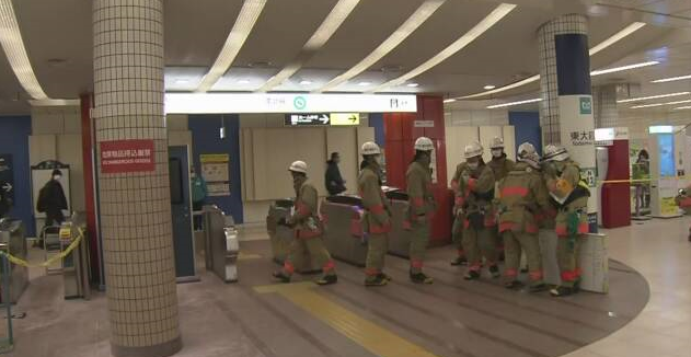 △地铁南北线东大前站的消防人员 (图片来源:NHK)