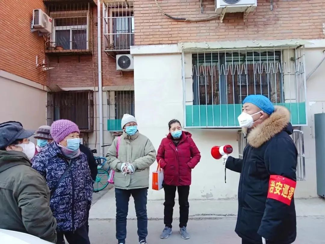 1月12日 李庚雷老师在在天府园社区核酸检测现场维持秩序