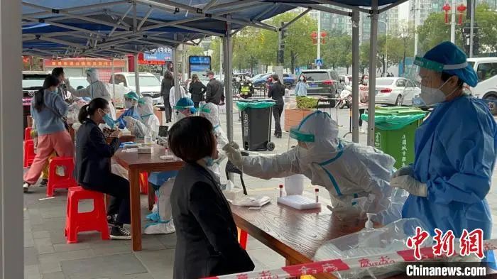 珠海市于14日开展全民核酸检测工作,图为其中一个核酸检测点现场。邓媛雯 摄
