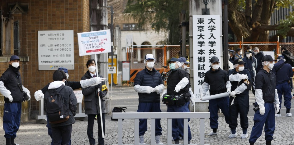 △ 东大附近调查持刀伤人事件的警方办案人员(图片来源:共同社)
