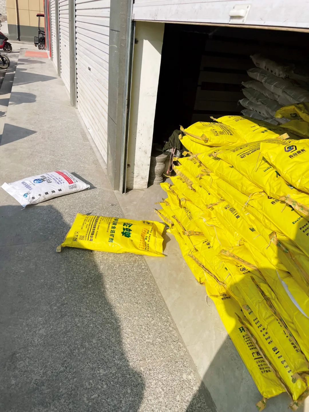 嵩县大章镇,一个买卖氰化物化工原料的仓库。本版摄影/本刊记者 赵翔