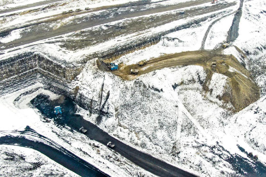 图为国家能源集团准能露天煤矿正在生产作业