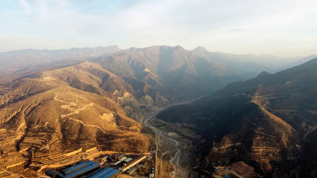  山西绛县，进入里册峪金矿的山口。摄影/本刊记者 赵翔