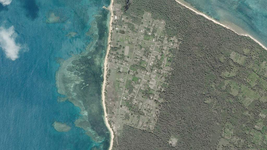 卫星图像显示火山爆发后被火山灰覆盖的汤加地区