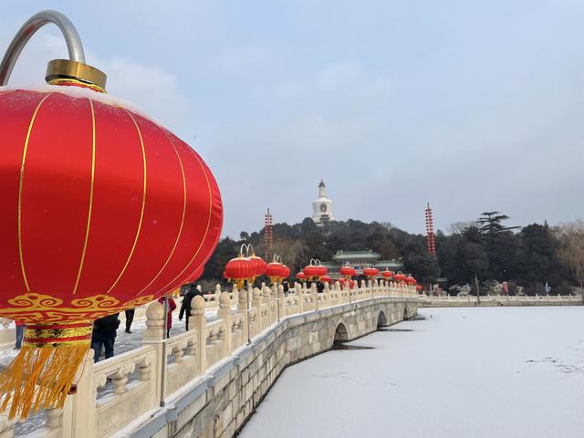 北海公园红灯笼映雪,吸引游客赏雪景.北京市公园管理中心供图