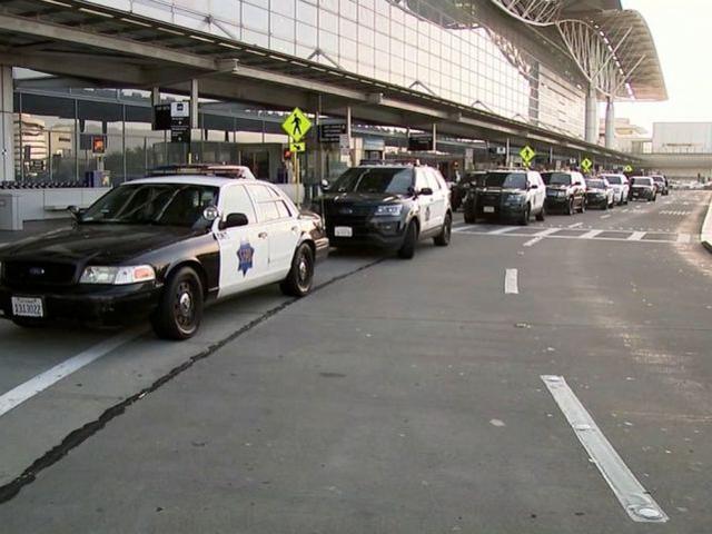 警车停在旧金山国际机场外 图源:美媒