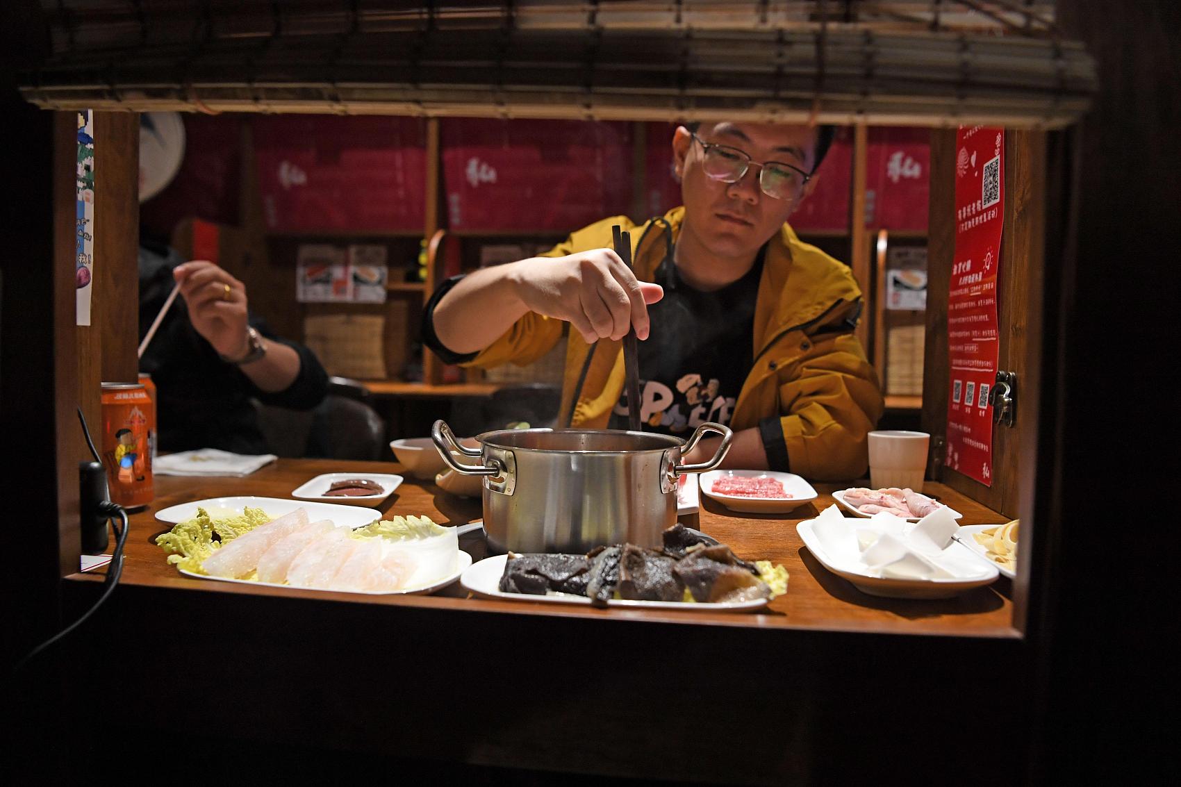 兰州餐厅推出一人食火锅  图源：视觉中国