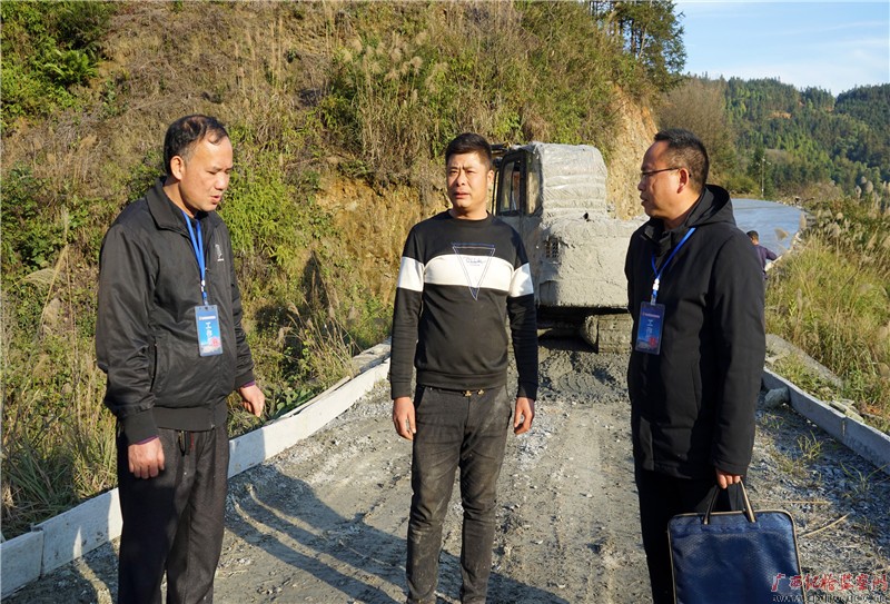 1月19日，该县大浪镇纪委干部在河口村标口屯公路了解硬化公路情况。